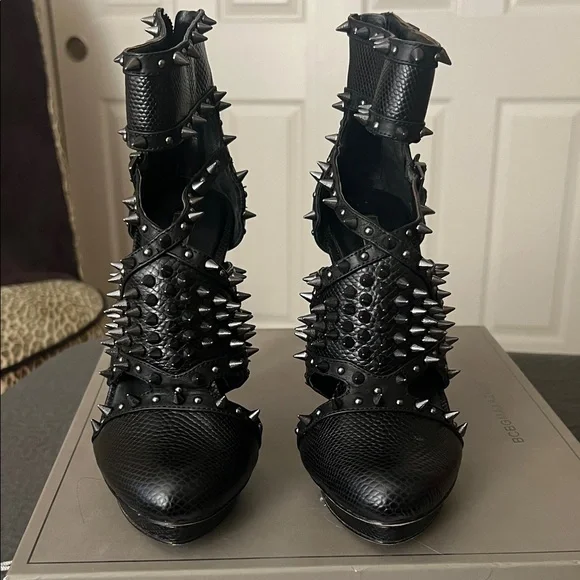 BCBG Hersh black leather stud heels Studded size 8 - Picture 10 of 11